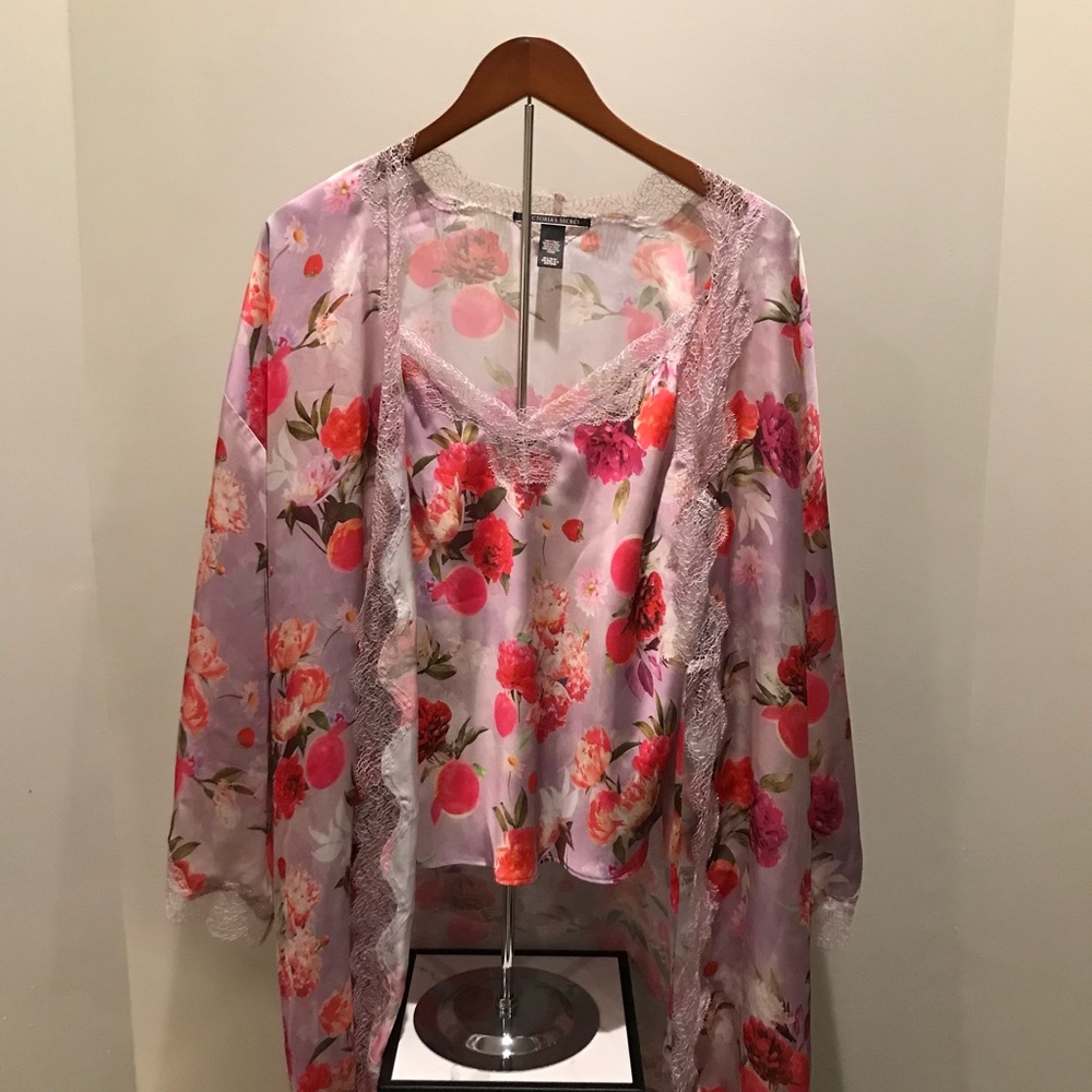 Victoria Secret Feminin Lavander Floral Lacey Tank, Shorts and Robe Set - Size L